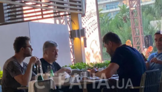 Порошенко "поймали" во время отдыха в шикарном турецком отеле
Порошенко "поймали" во время отдыха в шикарном турецком отеле