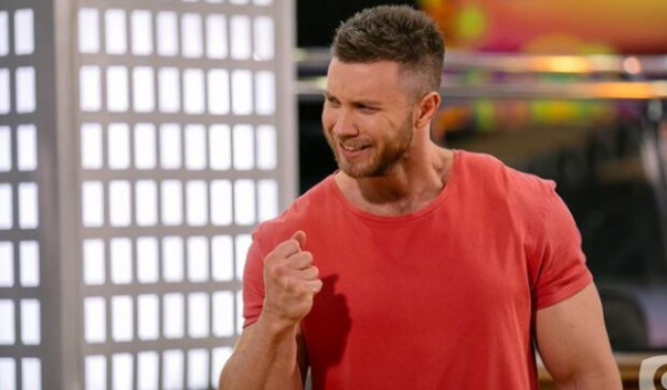 "Холостяк" Михаил Заливако зарылся головой в женскую грудь: "Кто не испытывал, советую" "Холостяк" Михаил Заливако зарылся головой в женскую грудь: "Кто не испытывал, советую"