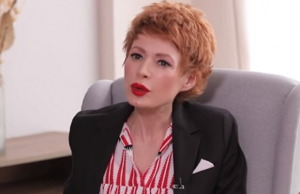 Елена-Кристина Лебедь прикрыла наготу цветочками и ниточками, чтобы появиться на совещании: "Офисный лифто-лук" Елена-Кристина Лебедь прикрыла наготу цветочками и ниточками, чтобы появиться на совещании: "Офисный лифто-лук"