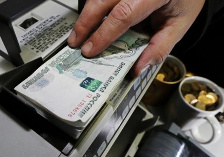 Курс рубля упал на фоне сообщений о новых санкциях против госдолга РФ