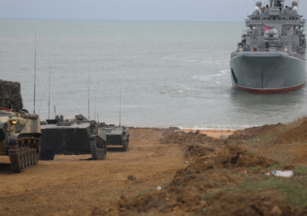"Крымчане России не нужны": зачем Путин стягивает войска на полуостров
"Крымчане России не нужны": зачем Путин стягивает войска на полуостров