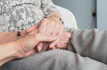 83-летнюю пенсионерку выписали из больницы и увезли к незнакомцам: сын был в ужасе, но мама осталсь довольна 83-летнюю пенсионерку выписали из больницы и увезли к незнакомцам: сын был в ужасе, но мама осталсь довольна