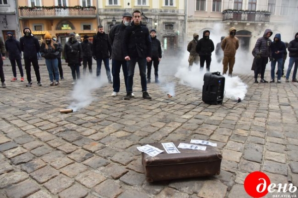 Активисты во Львове устроили перформанс из-за тотальной коррупции в Украине Активисты во Львове устроили перформанс из-за тотальной коррупции в Украине