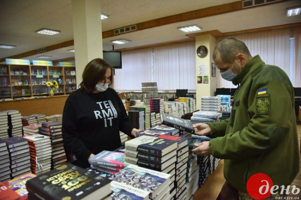 Львовским военным курсантам передали 4000 книг Львовским военным курсантам передали 4000 книг