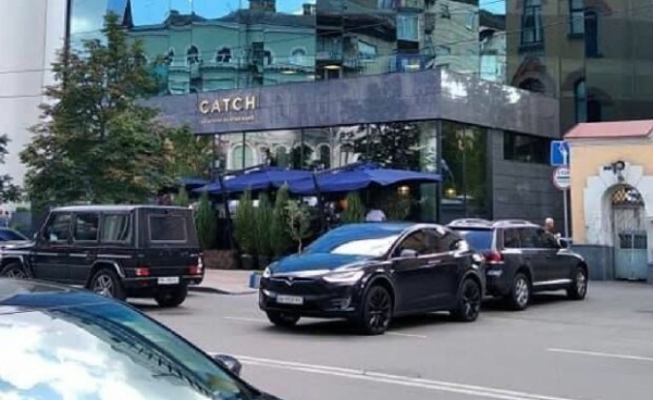 Tesla Андрея Богдана перегородила целую улицу, у "героев парковки" есть новый лидер