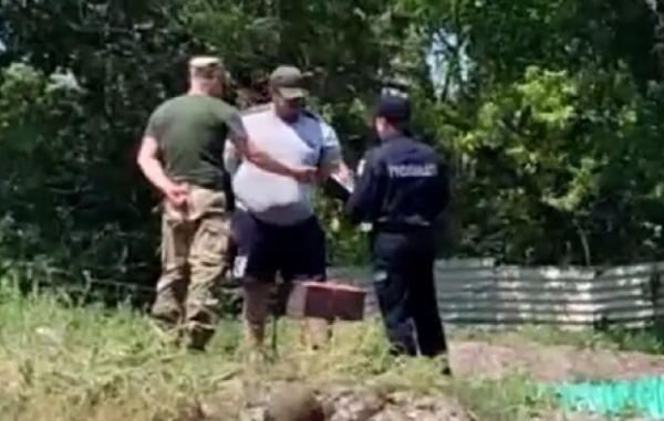В Днепре мужчина выбросил в реку полицейского, который вместе с военкомом хотели выдать ему повестку В Днепре мужчина выбросил в реку полицейского, который вместе с военкомом хотели выдать ему повестку