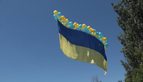 Волонтеры, переселенцы и военнослужащие запустили 15-метровый флаг Украины в сторону оккупированного Донецка Волонтеры, переселенцы и военнослужащие запустили 15-метровый флаг Украины в сторону оккупированного Донецка
