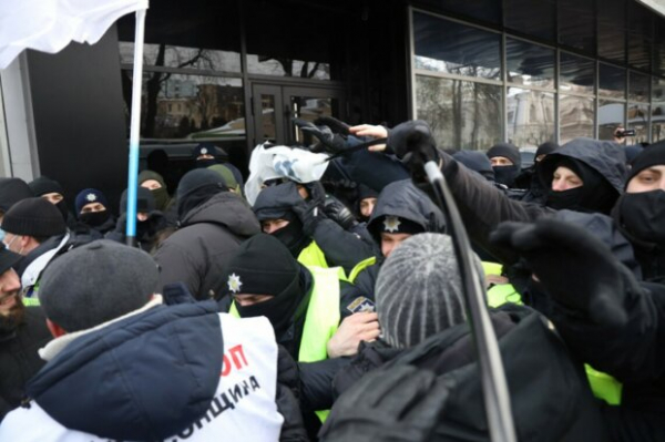 Десятки избитых, переломы и 74 задержанных – нардепы сообщили о последствиях митинга под Радой Десятки избитых, переломы и 74 задержанных – нардепы сообщили о последствиях митинга под Радой