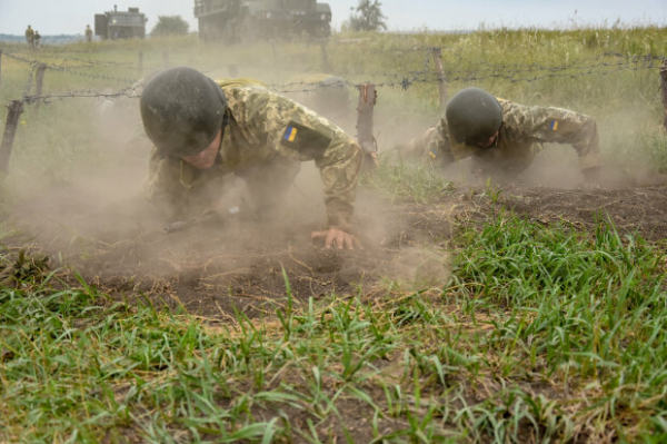 Двое воинов ВСУ получили осколочные ранения на Донбассе: прикрыли собой родную землю от обстрелов вражеской артиллерии Двое воинов ВСУ получили осколочные ранения на Донбассе: прикрыли собой родную землю от обстрелов вражеской артиллерии