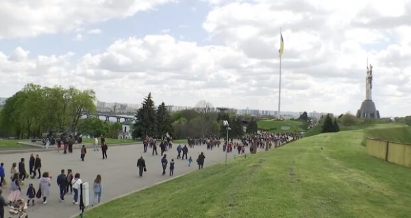 Главные новости за 26 мая: украинцы латали разбитые дороги травой, пока горел Кремль Главные новости за 26 мая: украинцы латали разбитые дороги травой, пока горел Кремль