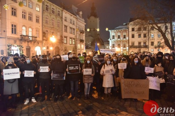 Более тысячи львовян вышли в поддержку Сергея Стерненко Более тысячи львовян вышли в поддержку Сергея Стерненко
