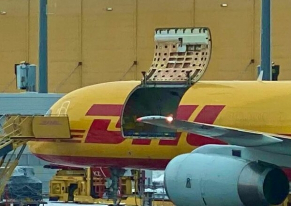 Огромный Boeing завис над городом - двери открылись сами Огромный Boeing завис над городом - двери открылись сами