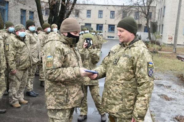 Командование ООС наградило знаками отличия военных медиков: спасли не одну сотню жизней Командование ООС наградило знаками отличия военных медиков: спасли не одну сотню жизней