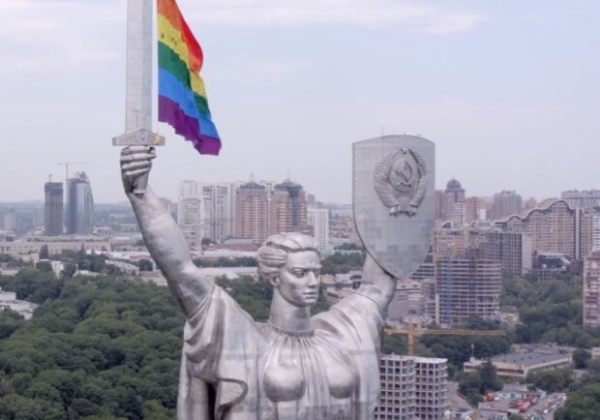 Родина-Мать сменила меч на радужный флаг - "Мама поймет и поддержит"