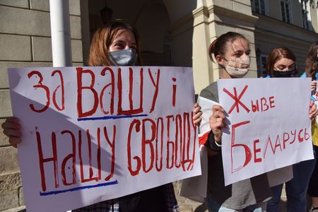 Львов присоединился ко всемирной акции в поддержку протестов в Беларуси Львов присоединился ко всемирной акции в поддержку протестов в Беларуси