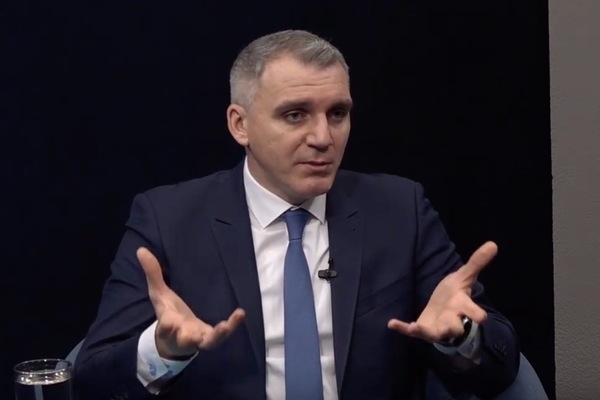 Мэр Николаева показал средний палец во время спора с депутатами. Фото и видео
Мэр Николаева показал средний палец во время спора с депутатами. Фото и видео