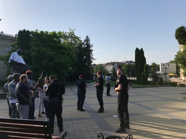 В Тернополе депутат захотел выслать из Украины темнокожих студентов
В Тернополе депутат захотел выслать из Украины темнокожих студентов