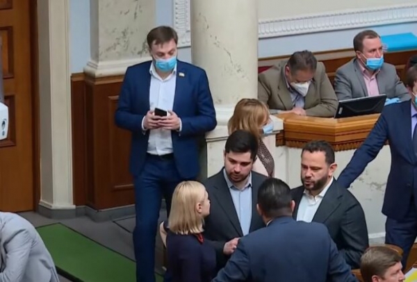 Верховная Рада в полном составе будет сидеть под кондиционером все лето: каникулы отменяются Верховная Рада в полном составе будет сидеть под кондиционером все лето: каникулы отменяются