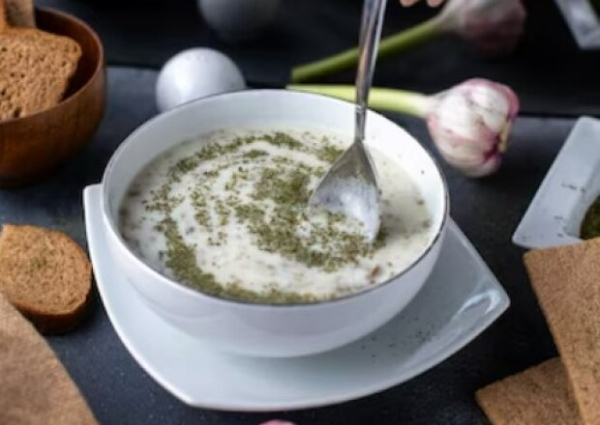 Целых 2 рецепта того самого чесночного соуса, который сделает мясо и салат очень пикантными Целых 2 рецепта того самого чесночного соуса, который сделает мясо и салат очень пикантными