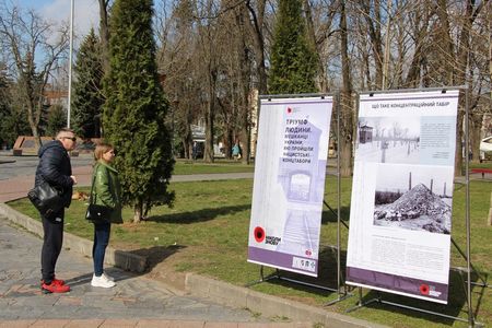 В центре Винницы развернули документальную выставку о узниках нацистских концлагерей В центре Винницы развернули документальную выставку о узниках нацистских концлагерей