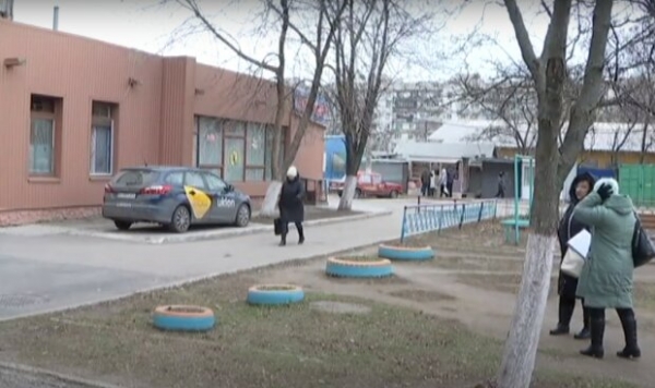 В шаге от самоубийства: женщина попыталась выброситься из окна из-за ссоры с матерью В шаге от самоубийства: женщина попыталась выброситься из окна из-за ссоры с матерью