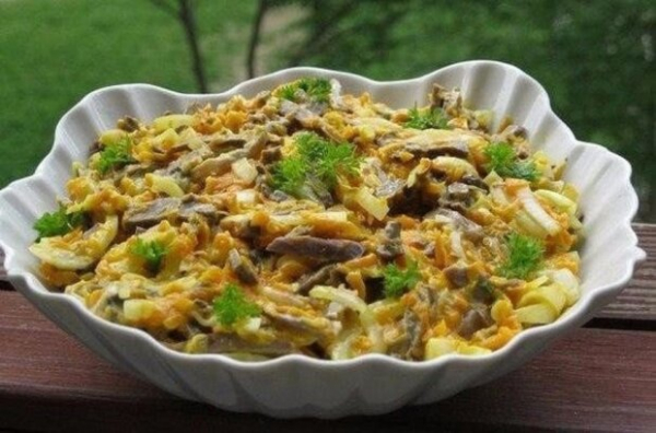 Салат "Вкуснючий" из сердечек, который вы приготовите не раз: к шашлыку подойдет идеально