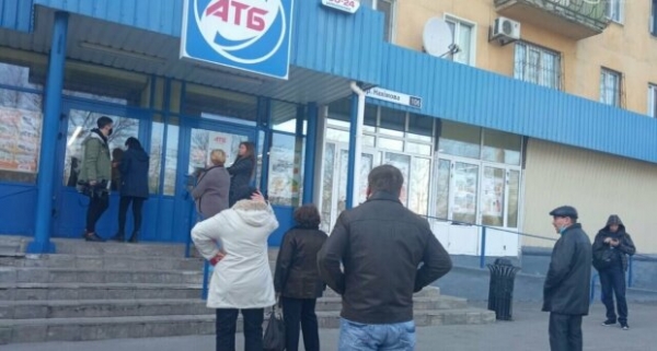 Невменяемый мужчина ворвался в АТБ с топором: "Заставлю отс*сать всю твою семью"