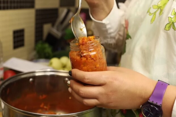 Самый вкусный рецепт пикантной аджики с яблоками, который никогда не надоедает: закончится очень быстро