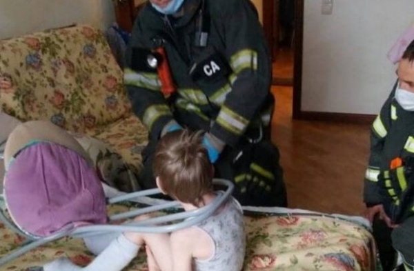5-летнему ребенку зажала голову металлическая спинка стула: спасатели поспели вовремя 5-летнему ребенку зажала голову металлическая спинка стула: спасатели поспели вовремя