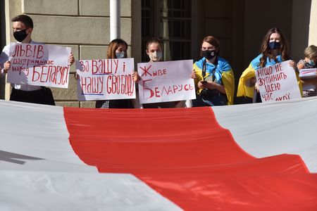 Львов присоединился ко всемирной акции в поддержку протестов в Беларуси Львов присоединился ко всемирной акции в поддержку протестов в Беларуси