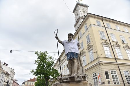 Во Львове античные скульптуры одели в вышиванки Во Львове античные скульптуры одели в вышиванки