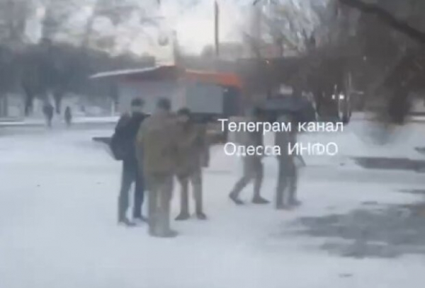 "Позорно использует враг": военкомам хотят запретить тягать украинцев в "бусы" "Позорно использует враг": военкомам хотят запретить тягать украинцев в "бусы"
