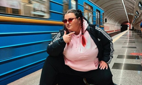 Alyona Alyona присела на худенького парня без штанов, чтобы признаться ему в чувствах: "Влюбилась в разбойника" Alyona Alyona присела на худенького парня без штанов, чтобы признаться ему в чувствах: "Влюбилась в разбойника"