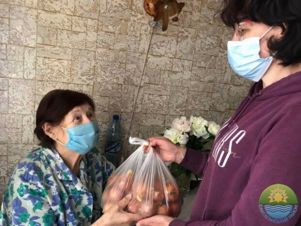 В Кривом Роге чиновники раздали пенсионерам пакеты с луком: гречка уже не по карману? В Кривом Роге чиновники раздали пенсионерам пакеты с луком: гречка уже не по карману?