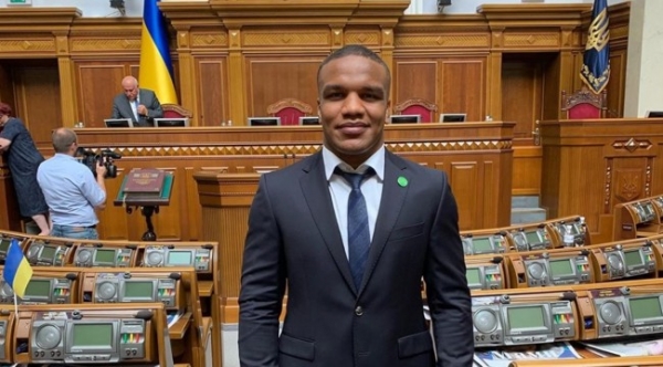 "Слуга народа" подцепил Covid-19 и пообещал вести блог
"Слуга народа" подцепил Covid-19 и пообещал вести блог