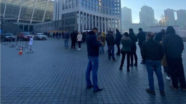 В Киеве огромные очереди на вакцинацию за день до локдауна: как в мавзолей