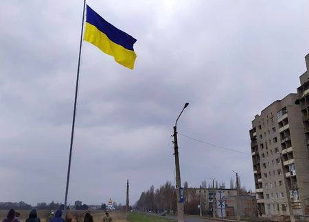 В Авдеевке установили флагшток с флагом Украины В Авдеевке установили флагшток с флагом Украины