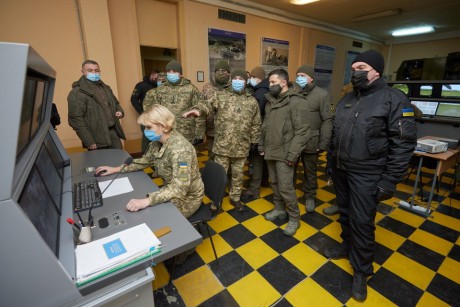 В ВСУ Зеленскому показали тренажер, который воспроизводит реальные боевые действия В ВСУ Зеленскому показали тренажер, который воспроизводит реальные боевые действия