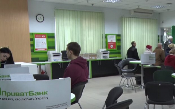 "Мы не знаем": "ПриватБанк" бросает украинцев наедине с проблемами "Мы не знаем": "ПриватБанк" бросает украинцев наедине с проблемами