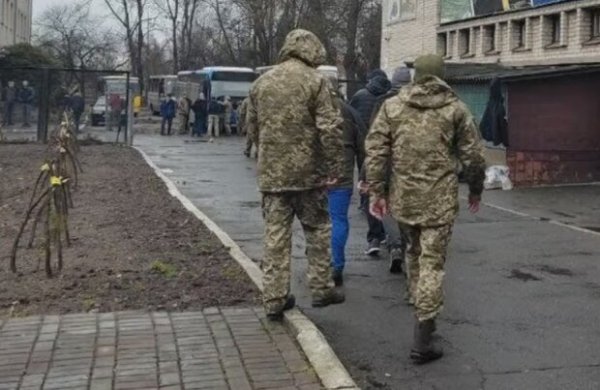 Накажут даже тех, кто имеет бронь или отсрочку: из-за какой ошибки можно стать уклонистом и получить штраф Накажут даже тех, кто имеет бронь или отсрочку: из-за какой ошибки можно стать уклонистом и получить штраф
