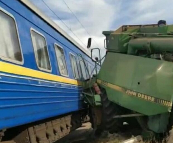 Комбайн-камикадзе "подлез" под летящий на всех порах поезд: от этих кадров станет больно всем Комбайн-камикадзе "подлез" под летящий на всех порах поезд: от этих кадров станет больно всем