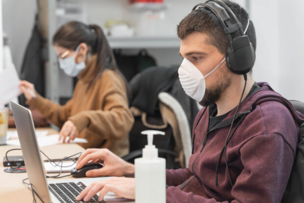 Непривитых украинцев будут отстранять от работы: официальное постановление Кабмина
