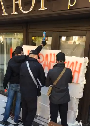 Ляшко "замуровал" дверь ресторана Тищенко: появилось видео
Ляшко "замуровал" дверь ресторана Тищенко: появилось видео