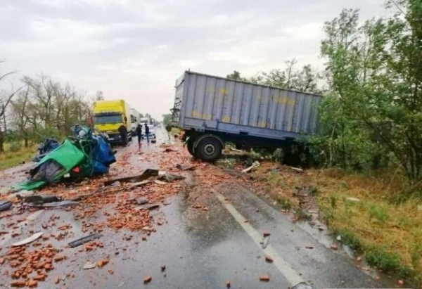 "Морковное" ДТП отобрало жизни водителей: тонны овощей по трассе, растерянные люди бегают в панике