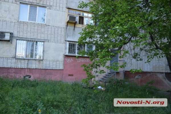 В Николаеве с окна выбросилась пенсионерка, которую не выпускали из дома на карантине. 18+
В Николаеве с окна выбросилась пенсионерка, которую не выпускали из дома на карантине. 18+
