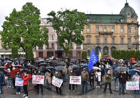 Несмотря на сильный ливень львовяне вышли на акцию «Стоп реванш!» Несмотря на сильный ливень львовяне вышли на акцию «Стоп реванш!»