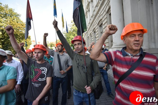 Шахтеры Львовщины требовали выплатить им зарплату Шахтеры Львовщины требовали выплатить им зарплату