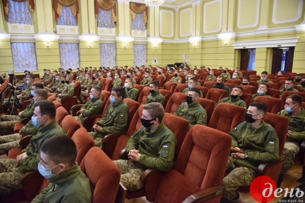 Львовским военным курсантам передали 4000 книг Львовским военным курсантам передали 4000 книг