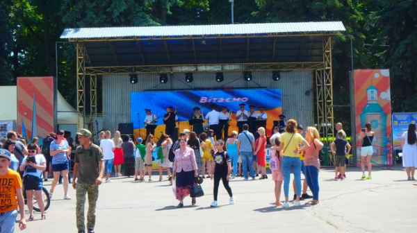 В Виннице во время фестиваля полевой кухни собрали 45 тысяч гривен для нужд украинских бойцов В Виннице во время фестиваля полевой кухни собрали 45 тысяч гривен для нужд украинских бойцов