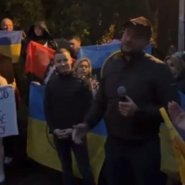 Под крики "Позор": мэр Луцка был вынужден убегать от разгневанных людей